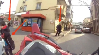 Bakıda mopedin təkərini qaldıran sürücü mağazaya çırpıldı: 4 piyada... - VİDEO