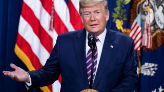 Yeniyetmələr silahla Trampın əmlakına soxulub