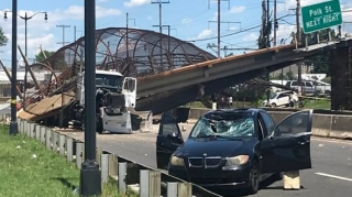 Magistral yolda piyada körpüsü çöküb, 5 nəfər yaralanıb
