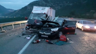 Yağışda sürüşən avtomobil yük maşının altına girdi - FOTO