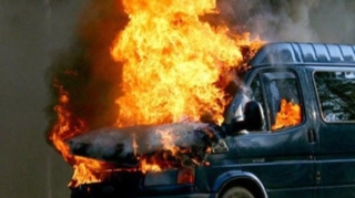 В Кюрдамирском районе загорелся микроавтобус