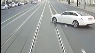 Minik maşınını tramvay vurdu - Dəhşətli qəza - VİDEO