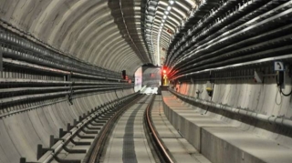 Metronun altında qalmaqdan son anda xilas oldu – VİDEO 