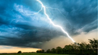 Motosikleti ildırım vurdu, qadın sərnişin... 