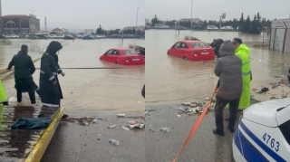 Abşeronda suya batan maşını polislər çıxardı - VİDEO 