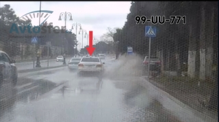 Sürətlə gölməçəyə girən sürücü görünüşü məhdudlaşdırdı - VİDEO