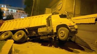 Yol çökdü, yük maşını şahə qalxdı - VİDEO 