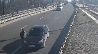 Sürücünün yoluna çıxdı:  bu da nəticəsi  - VİDEO