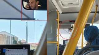 Avtobus sürücüsünün sükan arxasında telefondan istifadə etməsi NARAZILIĞA SƏBƏB OLDU - VİDEO 