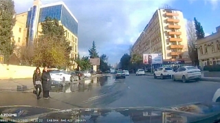 Piyada keçidini görməzdən gələn ana və qızı sürücüyə çətin anlar yaşatdı   - VİDEO