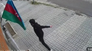 Bayrağa hörmətsizlik etdi, cavabı ağır oldu - VİDEO 