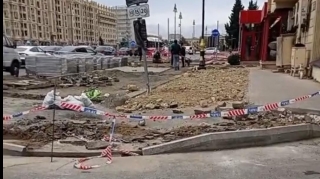 В Баку ремонтные работы на одной из улиц создают трудности для водителей и пешеходов – ВИДЕО 