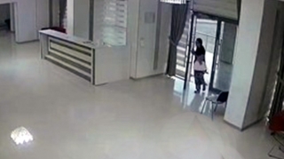 Sanatoriyada şüşə qırılıb 7 yaşlı oğlumun üzərinə töküldü, pul tələb etdilər - VİDEO 