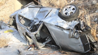 Ermənistan hərbçilərinin olduğu “BMW” 100 metrlik uçuruma yuvarlandı;  1 ölü, 3 yaralı - FOTO 