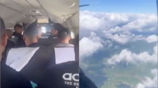 Sərnişinlərlə dolu təyyarənin uçuş zamanı qapısı açıldı - VİDEO 