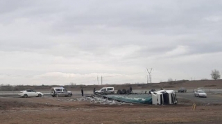 Bakı-Qazax yolunda TIR aşıb, sürücü xəsarət alıb - FOTO 