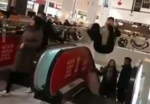 Salto vurmaq istəyən oğlanın başı yerə dəydi - VİDEO