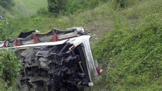 Peruda avtobus dərəyə aşıb, 13 nəfər ölüb 