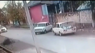 Yolda şou göstərən sürücü idarəetməni itirib ağır qəza törətdi - VİDEO