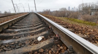 Qazaxda minik avtomobili qatar yoluna çıxıb, xəsarət alan var 