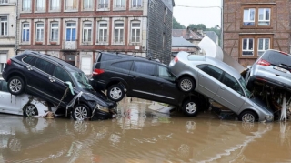 Avropada daşqın nəticəsində avtomobillər su altında qaldı - VİDEO