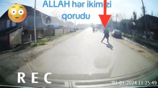 Lənkəranda “Ford”un üstünə şığıyan piyada son anda ölümdən döndü   - VİDEO