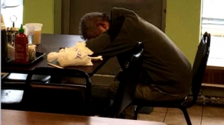 Nişanlısı ilə restorana getdi, yatıb masada qaldı - Bakıda qəribə hadisə 