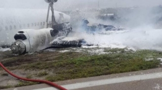 Sərt eniş edən sərnişin təyyarəsi parçalanaraq yandı  - VİDEO