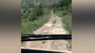 Kəlbəcərdə jurnalistlərin minaya düşmə anının görüntüləri  - VİDEO