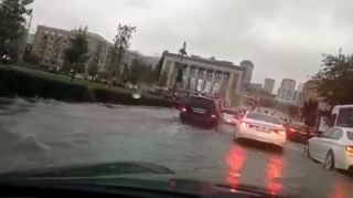 Последствия дождя: в Баку парализовано движение транспорта  - ВИДЕО