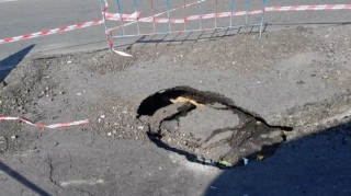 Bakının mərkəzində yolda çökmə: İri çuxur yarandı - FOTO 