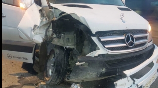 В Абшеронском районе микроавтобус столкнулся с легковым автомобилем  - ФОТО