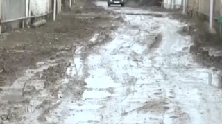 Дорожный коллапс в Сальяне: Мы буквально утопаем в грязи - ВИДЕО