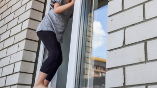 Abşeronda yeniyetmə qız 3-cü mərtəbədən yerə yıxılıb