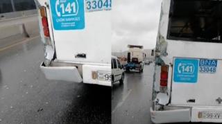 Bakıda yük maşını dayanacaqdakı sərnişin avtobusuna çırpılıb - VİDEO 