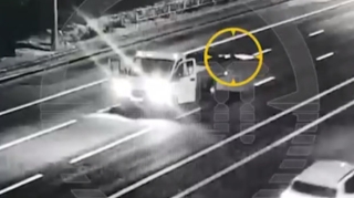 Qız hərəkət edən yük maşınından yıxıldı: Sürücü onu götürüb gözdən itdi    - VİDEO