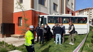 Ankarada məktəbli avtobusu binaya çırpılıb, 11 yaralı var - FOTO 