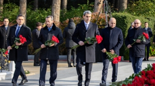 ADY kollektivi Ümummilli Lider Heydər Əliyevin məzarını ziyarət edib - FOTOLAR 