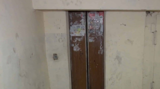 Жители девятиэтажного дома в Баку жалуются на частые поломки лифта 