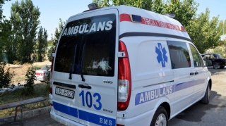 Bakıda avtomobil yolu keçən iki qadını vurub