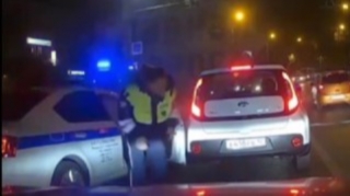 İki polis maşını üz-üzə toqquşdu, yol polisi xəsarət aldı   - VİDEO
