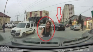В Баку женщина-водитель устроила разборку на дороге  - ВИДЕО
