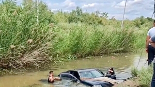 Sürəti aşaraq “Mercedes”i kanala saldı  - VİDEO