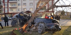 Minik avtomobili ağaca çırpıldı: 2 ölü, 1 yaralı - FOTO