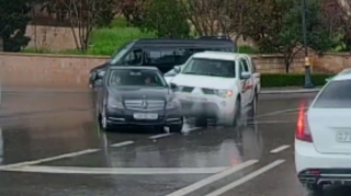 Dağüstü parkın qarşısında qayda pozan sürücülər qəza törətdi - VİDEO 