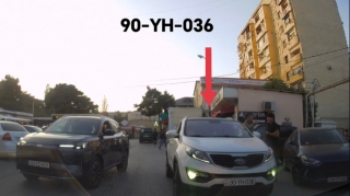 В Хырдалане водитель остановил автомобиль во втором ряду, разговорился и перекрыл дорогу - ВИДЕО 