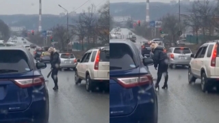 Rusiyada əlində maçete olan qadın avtomobilə hücum etdi - VİDEO 