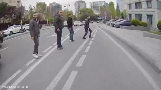 Prospektdə təhlükəli anlar: Piyadalar yolu “öz bildiyi kimi” keçdi   - VİDEO