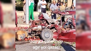 “KamAZ”a çırpılan “011” əzik-əzik oldu,  daşıdığı meyvə-tərəvəz yola dağıldı   - VİDEO