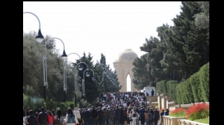 Bakı sakinlərinin Şəhidlər Xiyabanında Şuşa sevinci    - VİDEO